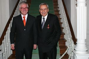 Unser Stiftungsvorstand Dr.M.Cengiz Sezen erhielt das Bundesverdienstkreuz der Bundesrepublik